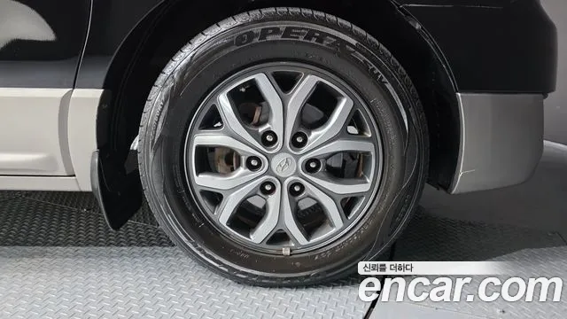 Hyundai Starex 12-Seater Wagon — photo 1 of 32