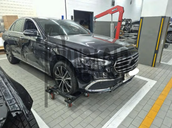 2021 Mercedes-Benz E300 e 4MATIC, photograph 2