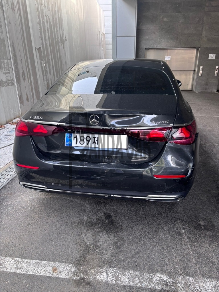 2025 Mercedes-Benz E 300 4MATIC, photograph 1
