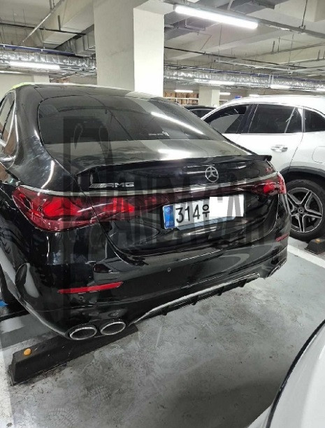 2026 Mercedes-Benz MercedesAMG E 53 Hybrid 4MATIC+, photograph 3