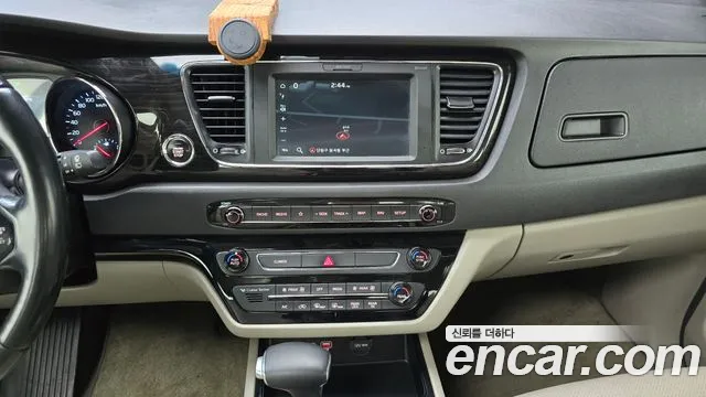 Kia Canival 9-Seater Prstige — photo 1 of 31