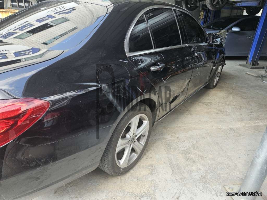 2018 Mercedes-Benz E220 d 4Matic, photograph 3