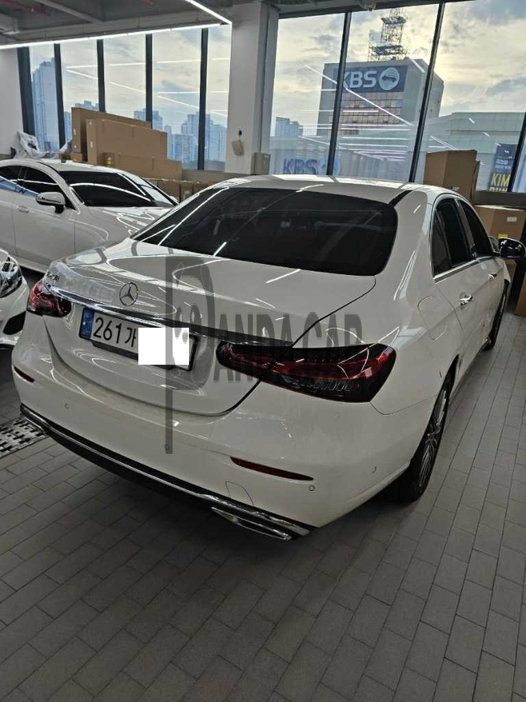 2022 Mercedes-Benz E250, photograph 2