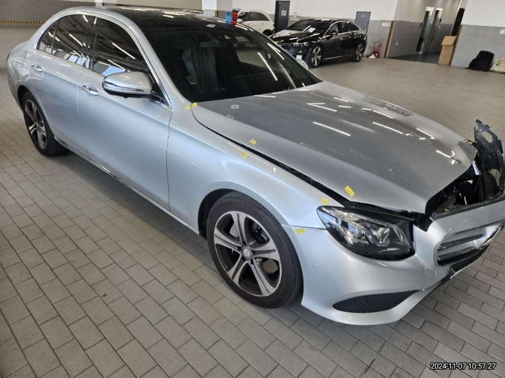 2017 Mercedes-Benz E300 4Matic, photograph 2