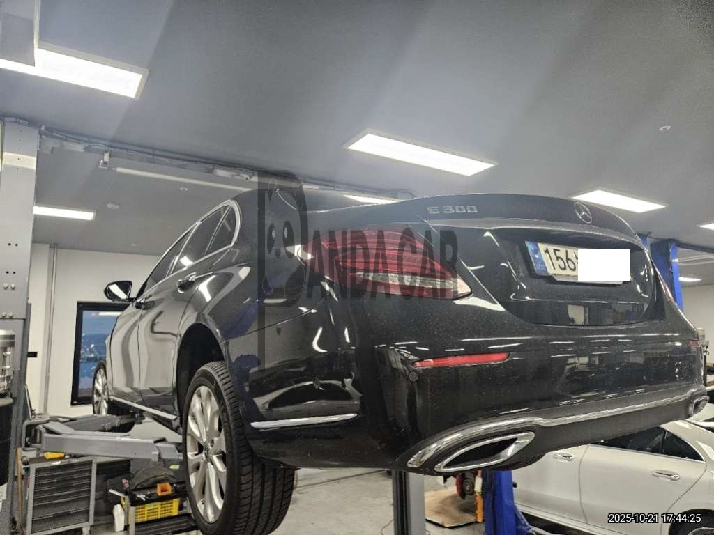 2020 Mercedes-Benz E 300 4MATIC, photograph 2