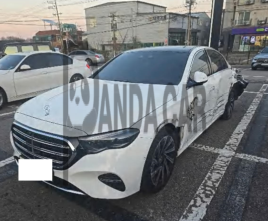 2025 Mercedes-Benz E 300 4MATIC, photograph 2
