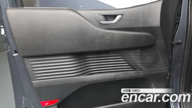 2023 Hyundai Staria Tourer 11-Seater, photograph 3