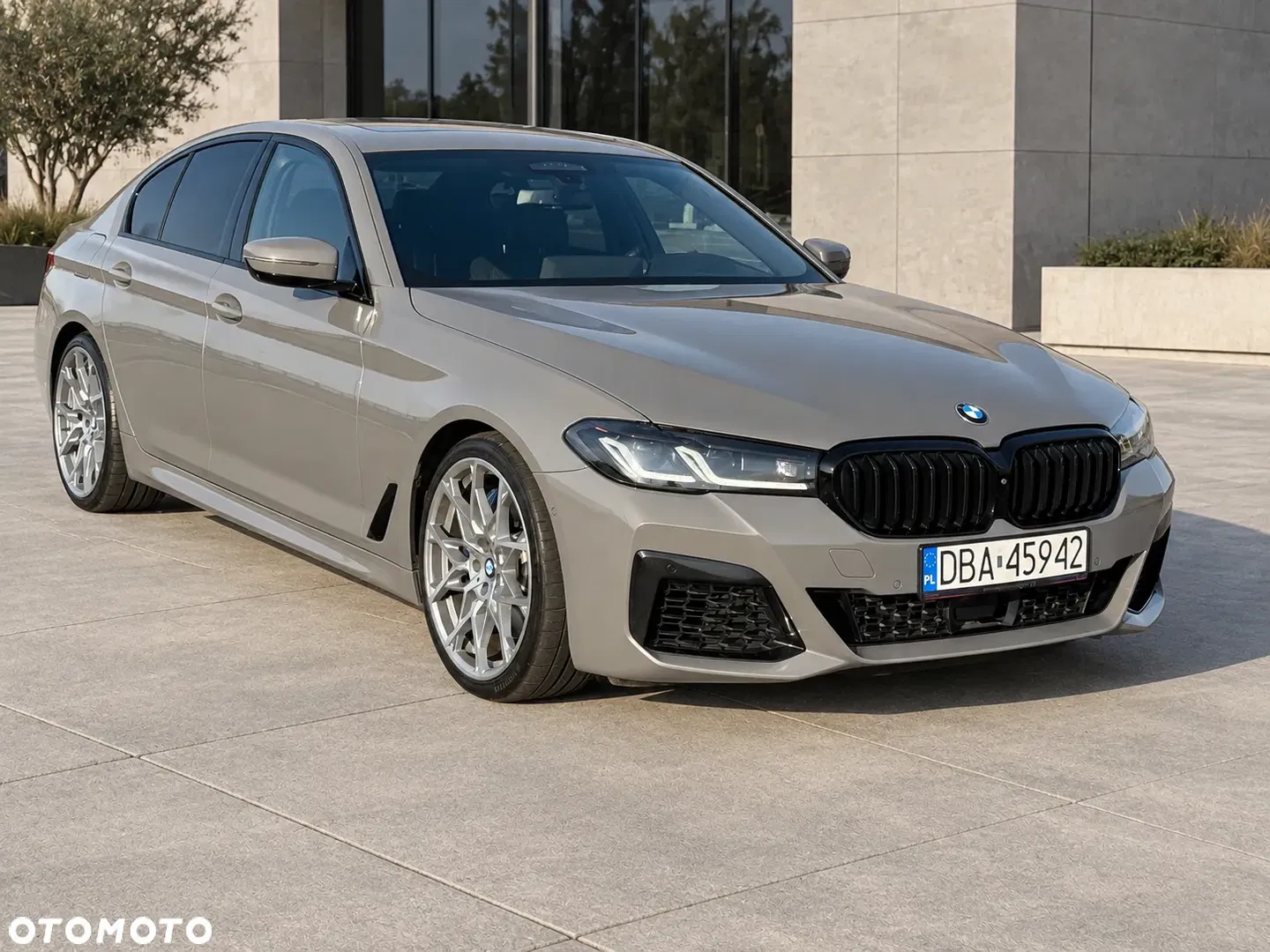 2021 BMW Seria 5 M550i xDrive, photograph 2