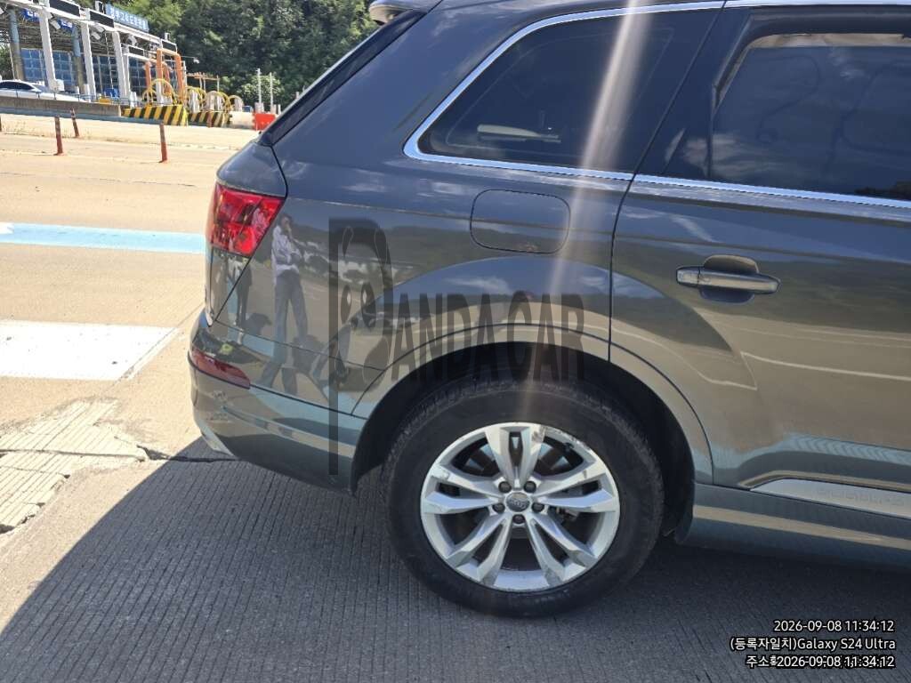 2019 Audi Q7 45 TFSI quattro, photograph 3