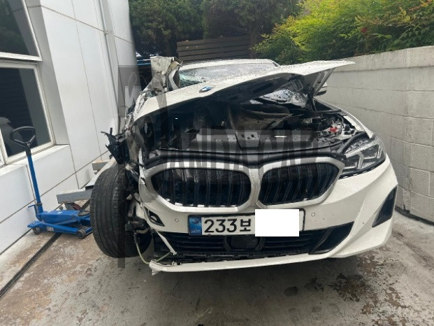 2025 BMW 320i, photograph 1