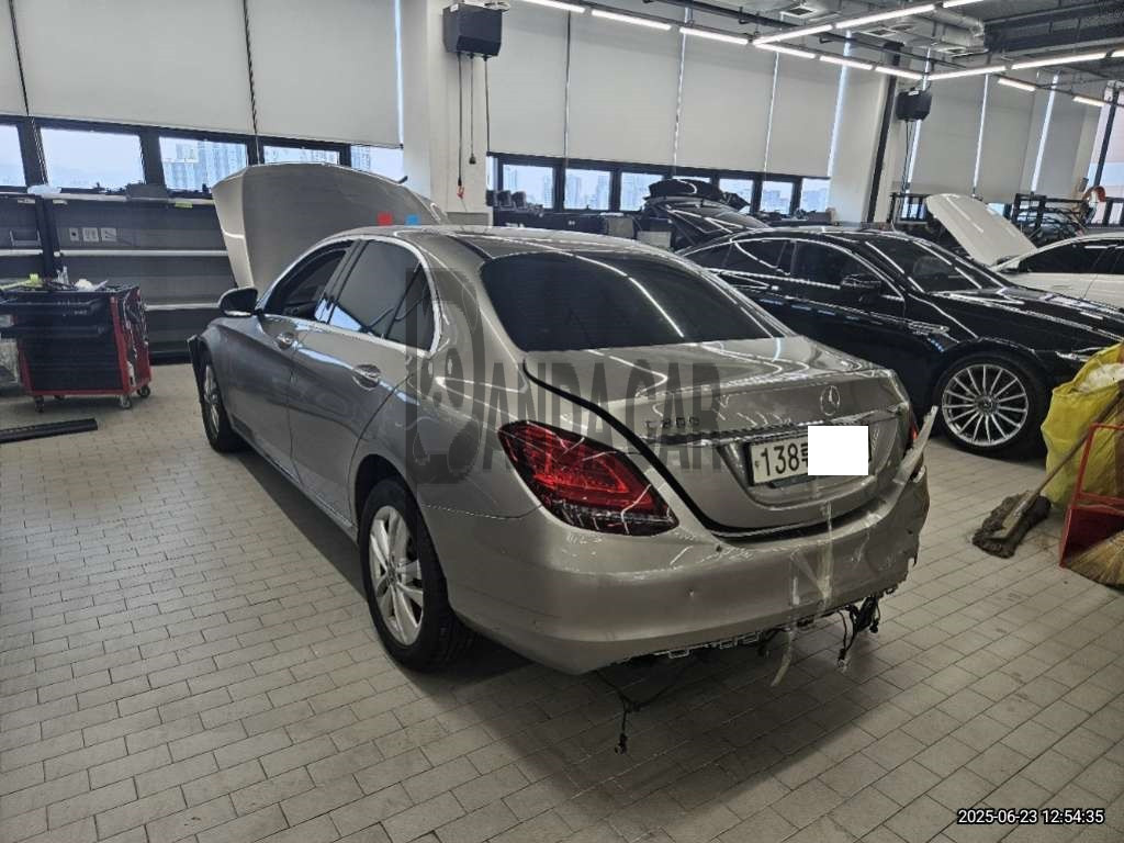 2020 Mercedes-Benz C200, photograph 3