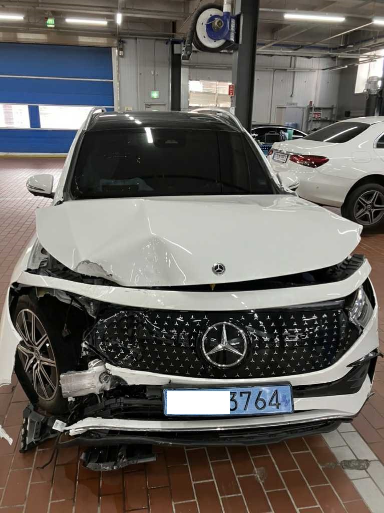 2025 Mercedes-Benz EQB 300 4MATIC, photograph 1