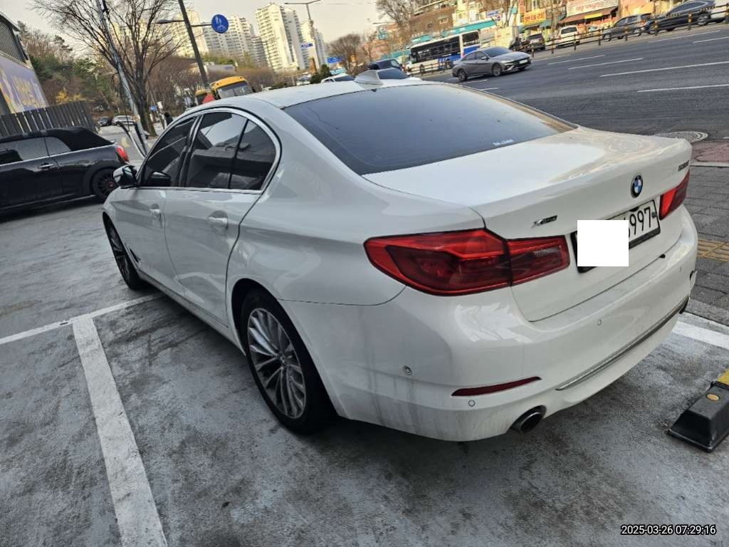 2019 BMW 530i xDrive Luxury, photograph 3