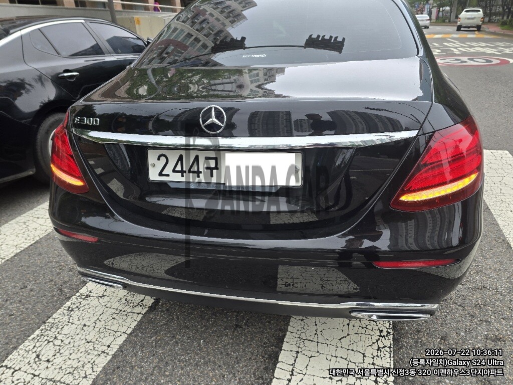 2020 Mercedes-Benz E 300, photograph 3