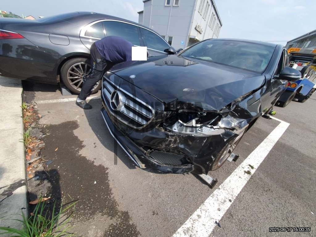 2017 Mercedes-Benz E300 4Matic, photograph 2