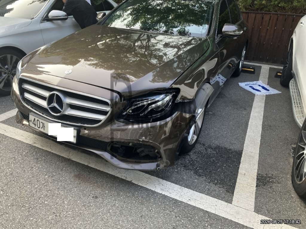 2017 Mercedes-Benz E200, photograph 1
