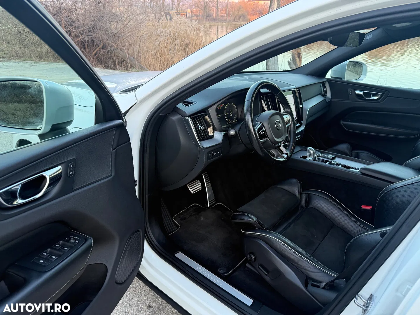 2018 Volvo XC 60 T8 Twin Engine AWD R-Design, photograph 10