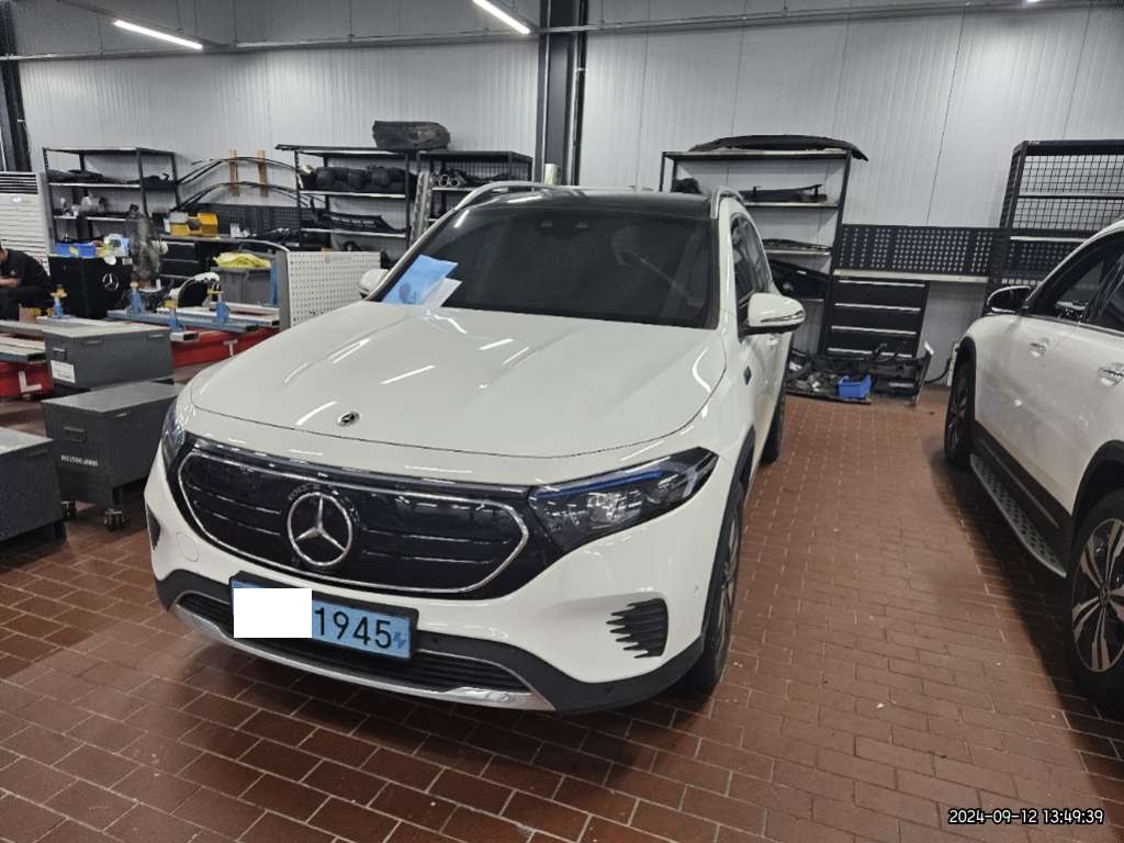 2023 Mercedes-Benz EQB300 4MATIC, photograph 3