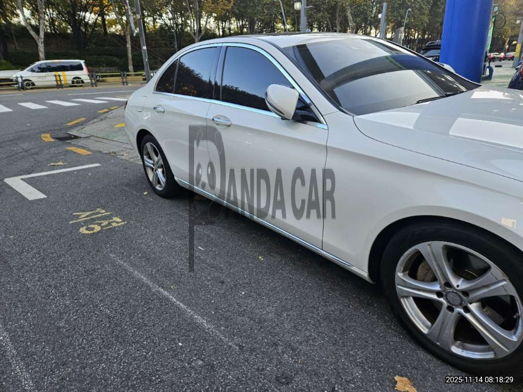 2017 Mercedes-Benz E220 d, photograph 3