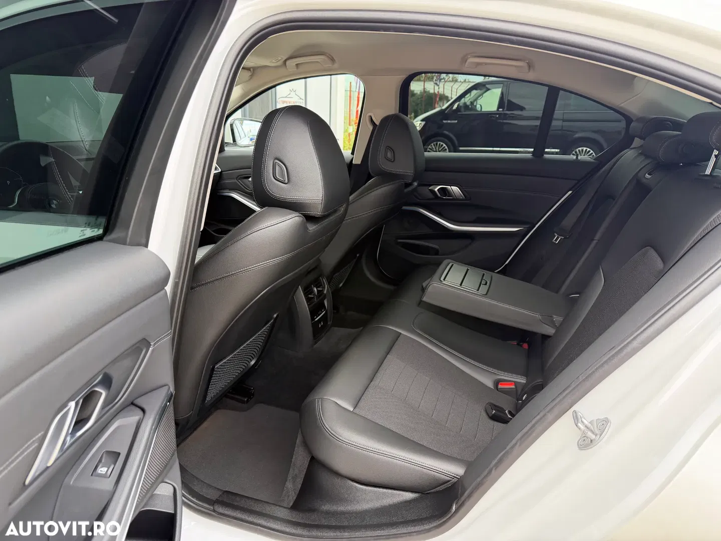 2022 BMW Seria 3, photograph 9