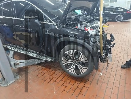 2024 Mercedes-Benz EQE350 4MATIC SUV, photograph 3