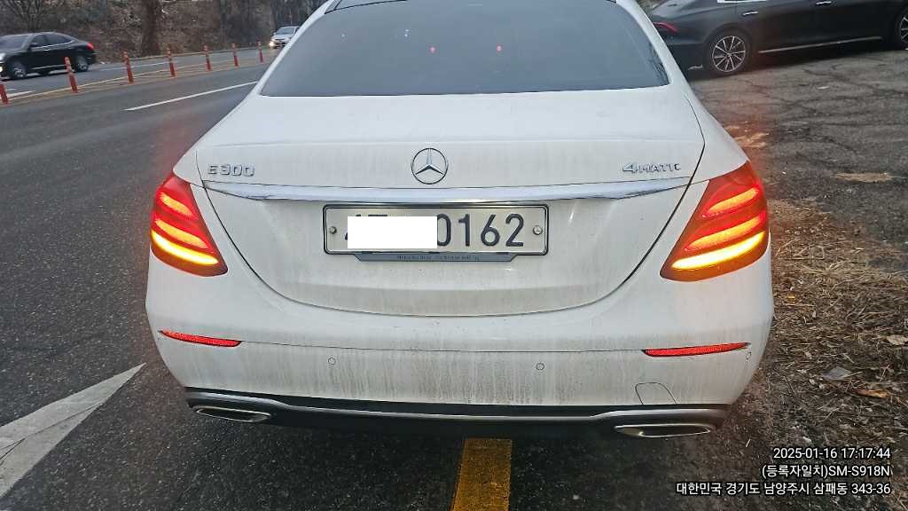 2017 Mercedes-Benz E300 4Matic, photograph 3