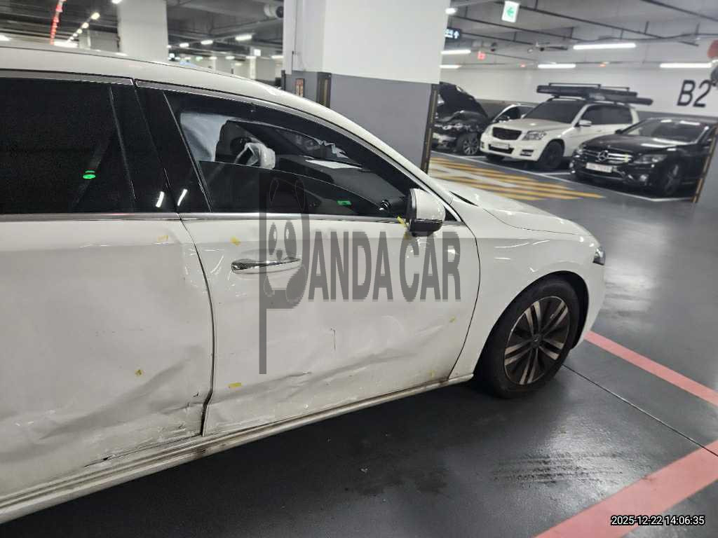 2022 Mercedes-Benz A220 Sedan, photograph 3