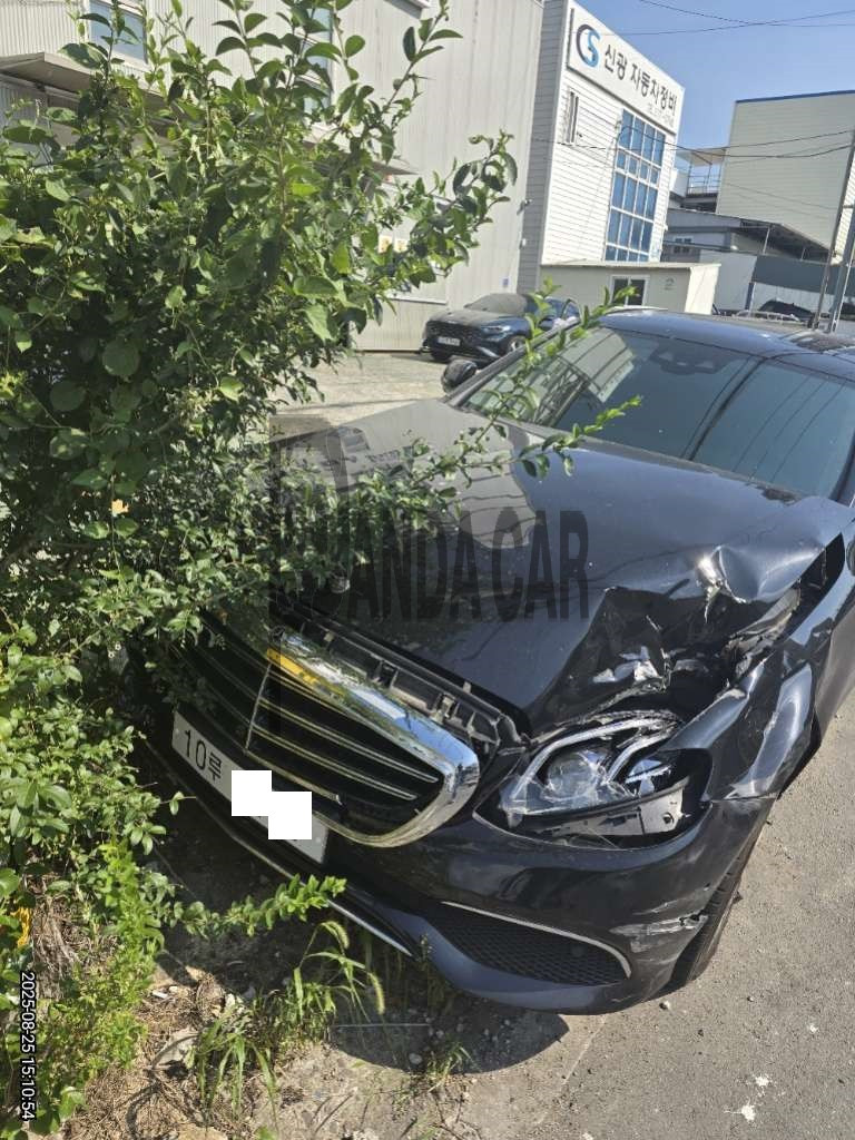 2017 Mercedes-Benz E300 4Matic, photograph 4