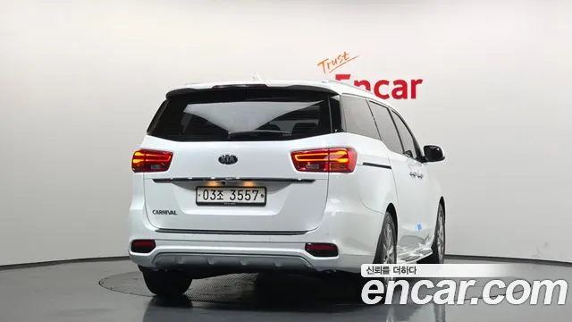 Kia Canival 9-Seater Prstige — photo 1 of 20