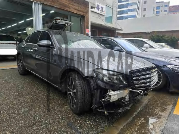 2019 Mercedes-Benz E 300 e, photograph 3