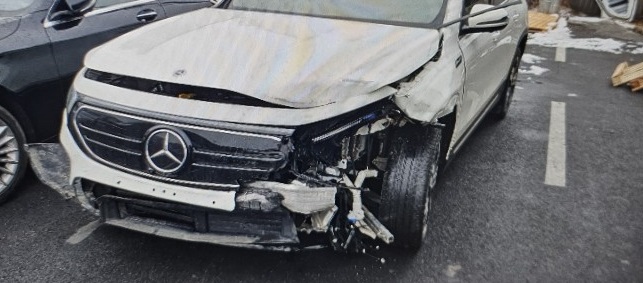 2022 Mercedes-Benz EQB300 4MATIC, photograph 2