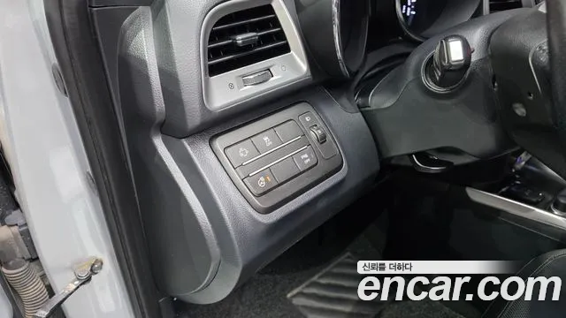 2015 KG_Mobility_Ssangyong TIBOLI LX 2WD, photograph 6