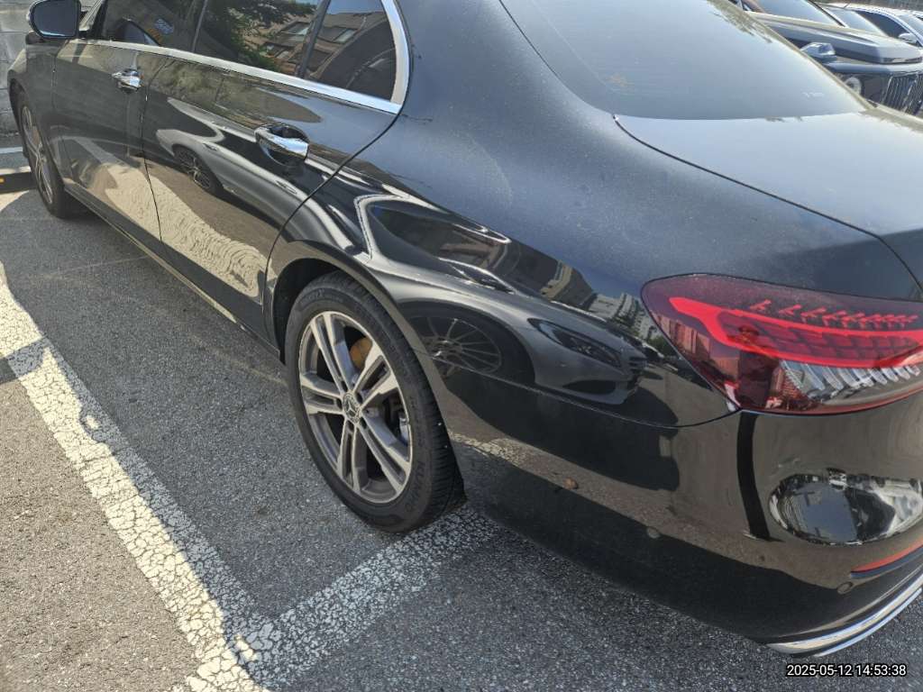 2022 Mercedes-Benz E350 4MATIC, photograph 3