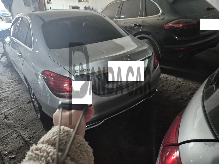 2017 Mercedes-Benz C200, photograph 2