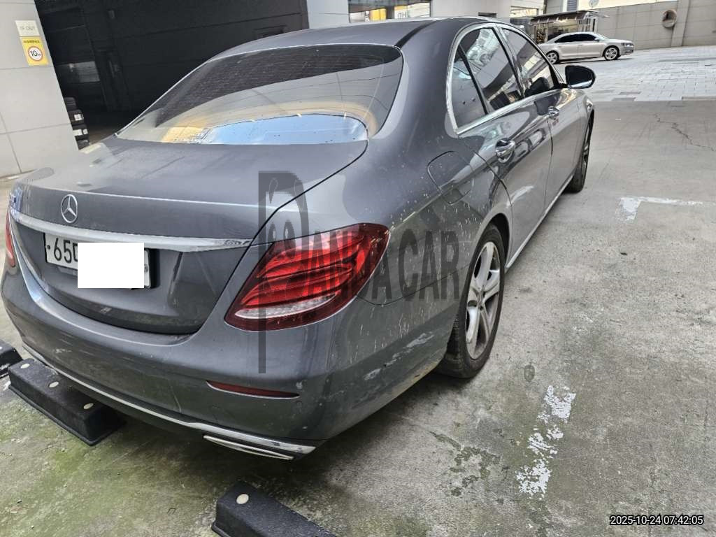 2018 Mercedes-Benz E200, photograph 2