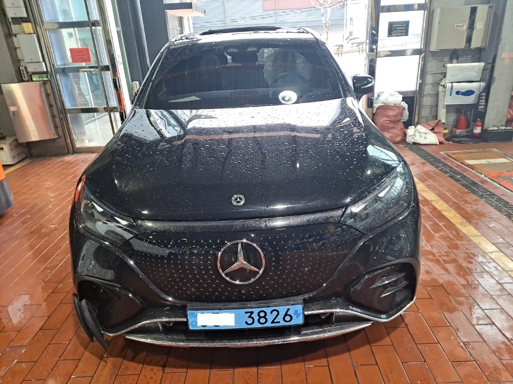 2023 Mercedes-Benz EQE500 4MATIC SUV, photograph 1