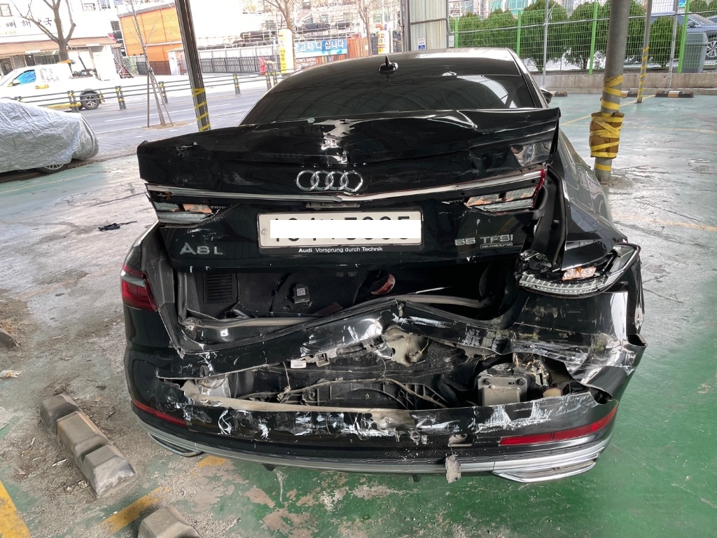 2020 Audi A8L 55 TFSI quattro, photograph 3
