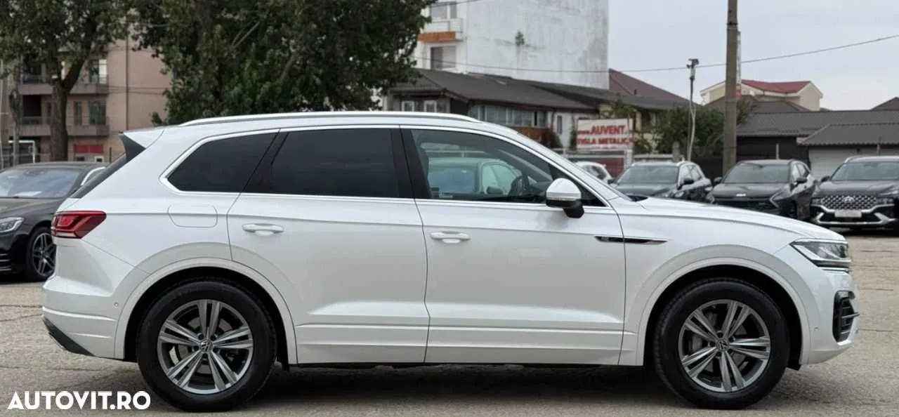 2022 Volkswagen Touareg, photograph 10