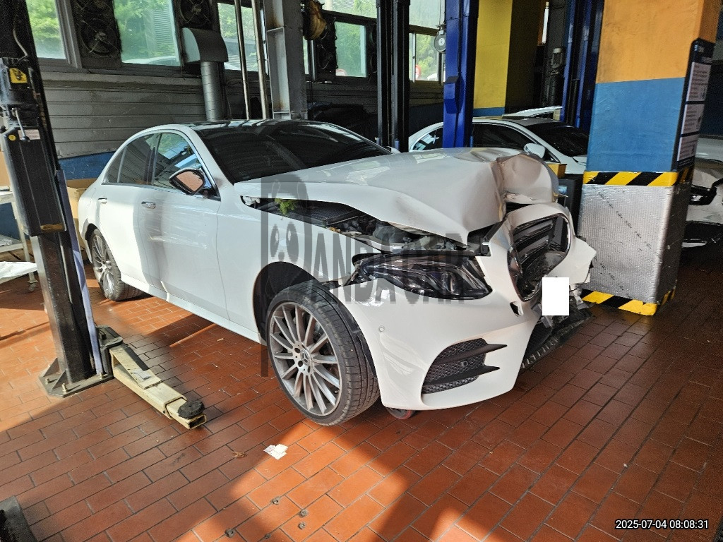 2020 Mercedes-Benz Benz E350 4Matic, photograph 3