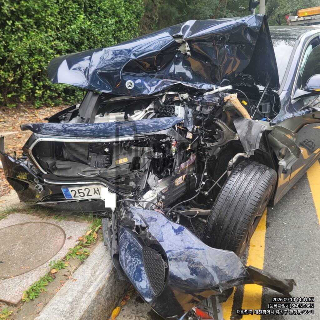 2025 Mercedes-Benz E 200, photograph 1