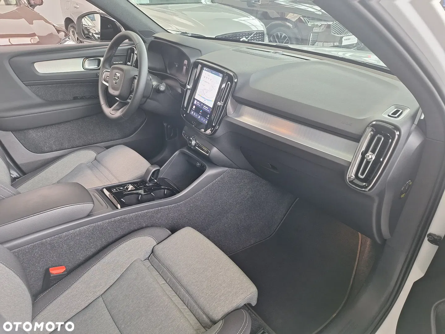 2025 Volvo XC 40 B3 Plus Dark, photograph 12