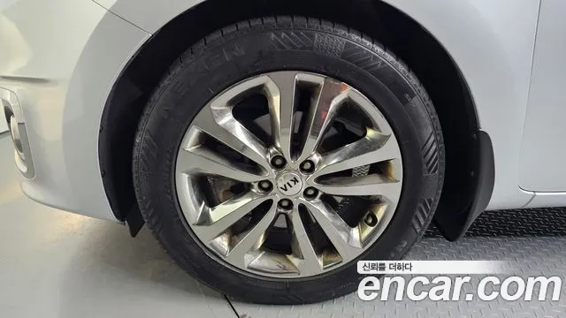 Kia Canival 9-seater Prestige — photo 1 of 20