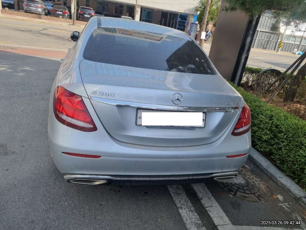 2018 Mercedes-Benz E300 4Matic, photograph 1