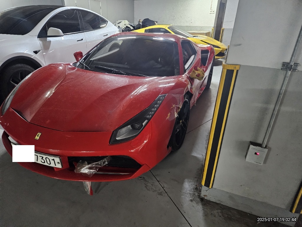 2018 Ferrari 488 Spider, photograph 5