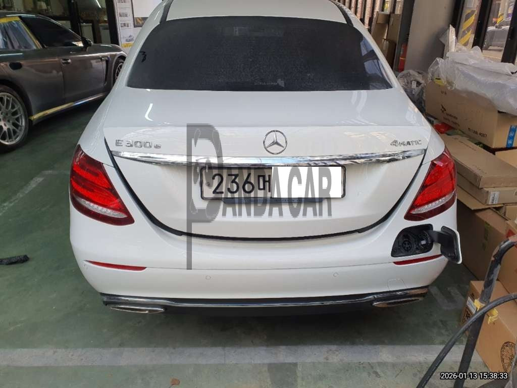 2020 Mercedes-Benz E300 e 4MATIC, photograph 3