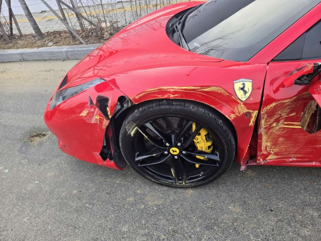 2018 Ferrari 488 Spider, photograph 2