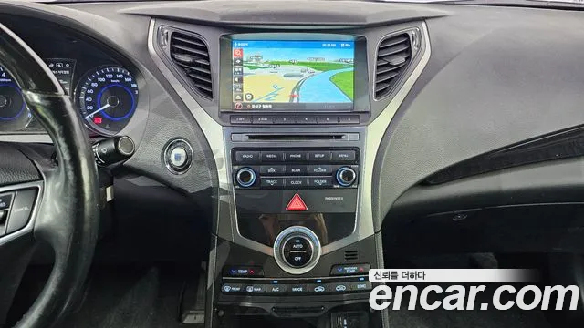 2015 Hyundai Grandeur HG240 Modern, photograph 2
