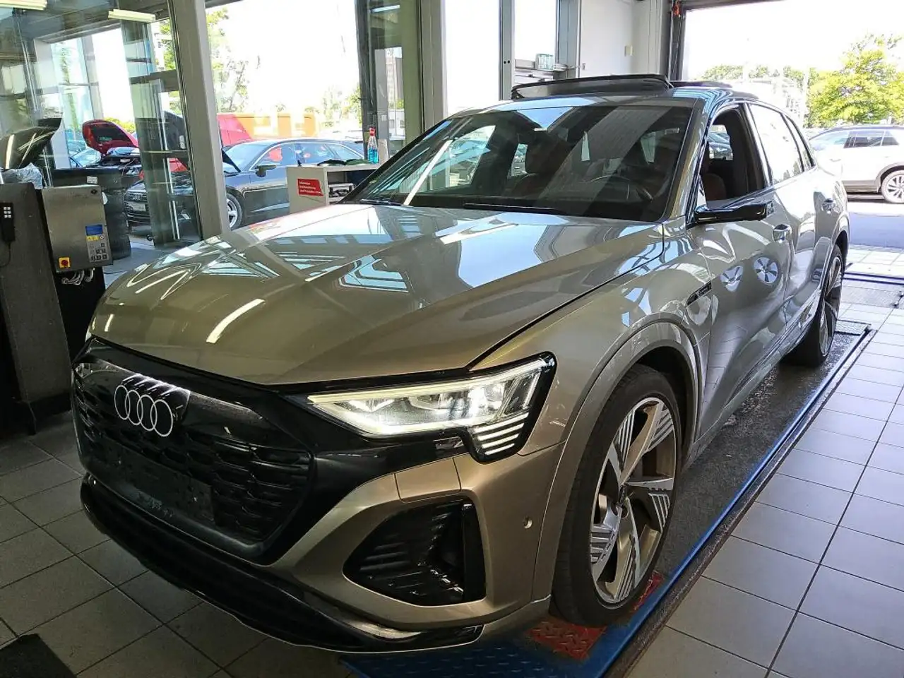 2024 Audi Q8 e-tron 55 S line ACC AHK HuD PANO MASSAGE 22Z, photograph 1