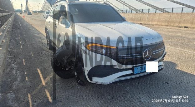 2023 Mercedes-Benz EQB300 4MATIC, photograph 1