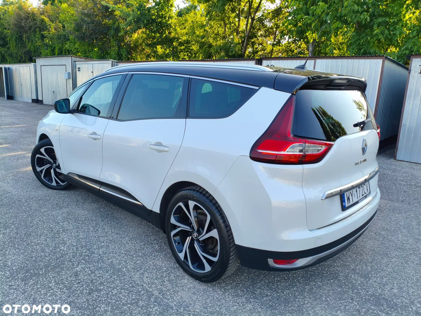 2017 Renault Grand Scenic, photograph 2